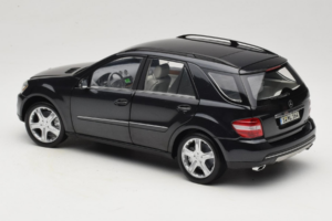 Mercedes ML W164 Obsidian Black Dealerská Edícia Minichamps 1:18 B66962321 Kov – obrázok 7 z 8
