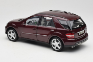 Mercedes ML W164 Red Metallic Minichamps 1:18 150034500 Kov – obrázok 7 z 8