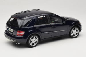 Mercedes ML W164 Tanzanite Blue Dealerská Edícia Minichamps 1:18 B66962322 Kov – obrázok 3 z 8