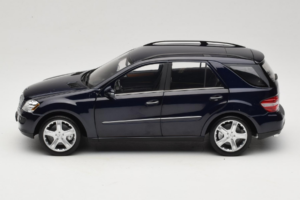 Mercedes ML W164 Tanzanite Blue Dealerská Edícia Minichamps 1:18 B66962322 Kov – obrázok 4 z 8
