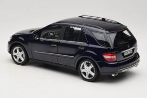 Mercedes ML W164 Tanzanite Blue Dealerská Edícia Minichamps 1:18 B66962322 Kov – obrázok 7 z 8