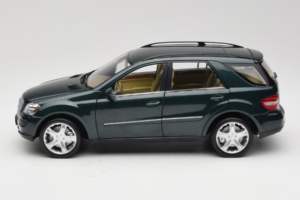 Mercedes ML W164 Green Metallic Minichamps 1:18 150034502 Kov – obrázok 4 z 8