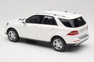 Mercedes ML W166 Biely Minichamps 1:18 100030101 Kov – obrázok 7 z 8