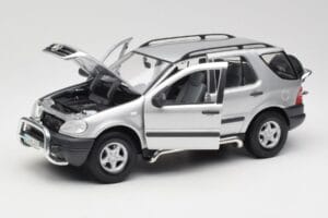 Mercedes ML320 W163 Strieborný Maisto 1:18 50319 Kov – obrázok 2 z 8