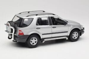 Mercedes ML320 W163 Strieborný Maisto 1:18 50319 Kov – obrázok 3 z 8