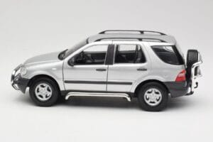 Mercedes ML320 W163 Strieborný Maisto 1:18 50319 Kov – obrázok 4 z 8