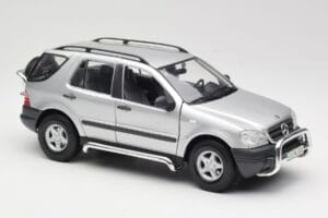 Mercedes ML320 W163 Strieborný Maisto 1:18 50319 Kov – obrázok 6 z 8