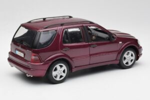 Mercedes ML55 AMG W163 Fialový Maisto 1:18 31876 Kov – obrázok 3 z 8