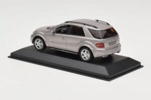 Mercedes ML63 AMG W164 Šedý Metallic Minichamps 1:43 400034570 Kov – obrázok 3 z 4
