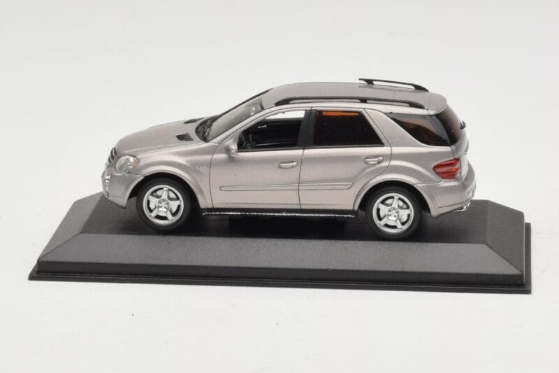Mercedes ML63 AMG W164 Šedý Metallic Minichamps 1:43 400034570 Kov