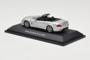Mercedes SL 63 AMG R230 Silver Metallic Minichamps 1:43 B66960018 Kov – obrázok 3 z 4
