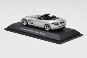 Mercedes SLR McLaren Roadster Crystal Laurit Silver Minichamps 1:43 B66961005 Kov – obrázok 3 z 4