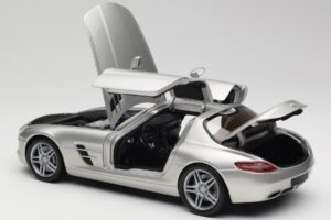 Mercedes SLS AMG C197 Matt Strieborný Minichamps 1:18 100039029 Kov – obrázok 5 z 8