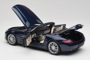 Mercedes SLS AMG R197 Roadster South Seas Modrý Minichamps 1:18 100039031 Kov – obrázok 5 z 8