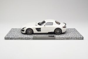 Mercedes Brabus SLS AMG 700 Biturbo Pearl Biely Minichamps 1:18 107032020 Kov – obrázok 3 z 6