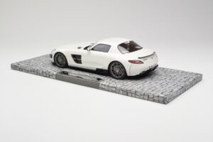 Mercedes Brabus SLS AMG 700 Biturbo Pearl Biely Minichamps 1:18 107032020 Kov – obrázok 5 z 6