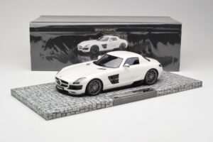 Mercedes Brabus SLS AMG 700 Biturbo Pearl Biely Minichamps 1:18 107032020 Kov – obrázok 6 z 6