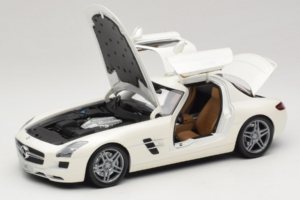 Mercedes SLS AMG Designo Mystic White Museum Edition Minichamps 1:18 B66055551 Kov – obrázok 2 z 8