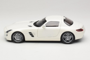 Mercedes SLS AMG Designo Mystic White Museum Edition Minichamps 1:18 B66055551 Kov – obrázok 4 z 8