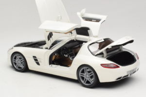 Mercedes SLS AMG Designo Mystic White Museum Edition Minichamps 1:18 B66055551 Kov – obrázok 5 z 8