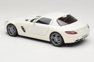 Mercedes SLS AMG Designo Mystic White Museum Edition Minichamps 1:18 B66055551 Kov – obrázok 7 z 8