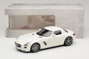 Mercedes SLS AMG Designo Mystic White Museum Edition Minichamps 1:18 B66055551 Kov – obrázok 8 z 8