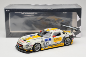 Mercedes SLS AMG GT3 #21 Rowe Racing M. Hartung / N. Heyer ADAC 24 Hours Nurburgring 2013 Minichamps 1:18 151133121 Kov – obrázok 6 z 6