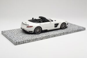 Mercedes Brabus SLS AMG 700 Biturbo Roadster Pearl Biely Minichamps 1:18 107032130 Kov – obrázok 2 z 6
