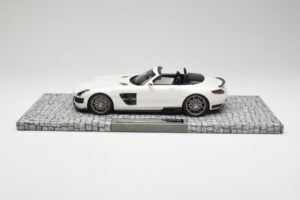 Mercedes Brabus SLS AMG 700 Biturbo Roadster Pearl Biely Minichamps 1:18 107032130 Kov – obrázok 3 z 6