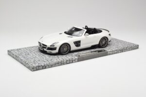 Mercedes Brabus SLS AMG 700 Biturbo Roadster Pearl Biely Minichamps 1:18 107032130 Kov
