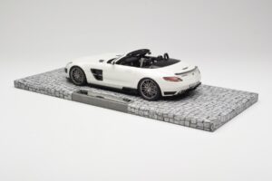 Mercedes Brabus SLS AMG 700 Biturbo Roadster Pearl Biely Minichamps 1:18 107032130 Kov – obrázok 5 z 6