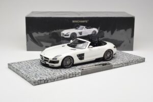 Mercedes Brabus SLS AMG 700 Biturbo Roadster Pearl Biely Minichamps 1:18 107032130 Kov – obrázok 6 z 6