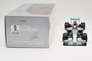 Mercedes W05 #44 L. Hamilton Mercedes AMG Petronas Malaysian Grand Prix Winner 2014 Minichamps 1:18 110140144 Kov – obrázok 6 z 7
