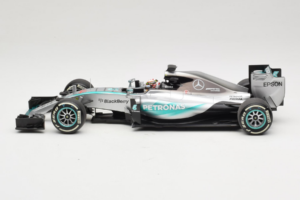 Mercedes W06 #44 L. Hamilton F1 World Champion 2015 Dealer Edition Minichamps 1:18 B66960539 Kov – obrázok 3 z 7