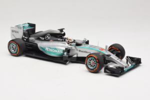 Mercedes W06 #44 L. Hamilton Mercedes AMG Petronas Japanese Grand Prix Winner 2015 Minichamps 1:18 110150344 Kov – obrázok 4 z 7