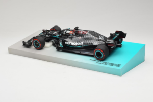 Mercedes W11 #63 G. Russell Mercedes AMG Petronas Sakhir Grand Prix 2020 Minichamps 1:18 113201663 Živica – obrázok 5 z 7