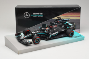 Mercedes W11 #63 G. Russell Mercedes AMG Petronas Sakhir Grand Prix 2020 Minichamps 1:18 113201663 Živica – obrázok 7 z 7