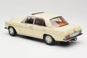 Mercedes W115 Strich 8 Krémový Sun Star 1:18 4581 Kov – obrázok 7 z 8