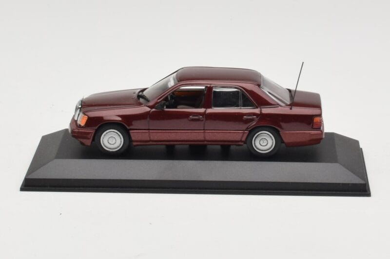 Mercedes W124 Dark Red Metallic Minichamps 1:43 MB002 Kov