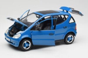 Mercedes A-Class W168 Azure Modrý Maisto 1:18 50311 Kov – obrázok 2 z 8