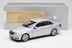 Mercedes E-Klasse W212 Avantgarde Iridium Strieborný Lak Vydanie 2 Minichamps 1:18 B66960212-D2 Kov – obrázok 11 z 11