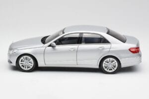 Mercedes E-Klasse W212 Avantgarde Iridium Strieborný Lak Vydanie 2 Minichamps 1:18 B66960212-D2 Kov – obrázok 4 z 11