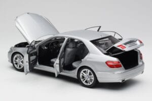 Mercedes E-Klasse W212 Avantgarde Iridium Strieborný Lak Vydanie 2 Minichamps 1:18 B66960212-D2 Kov – obrázok 5 z 11