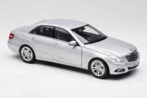 Mercedes E-Klasse W212 Avantgarde Iridium Strieborný Lak Vydanie 2 Minichamps 1:18 B66960212-D2 Kov – obrázok 6 z 11