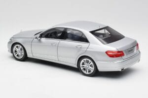 Mercedes E-Klasse W212 Avantgarde Iridium Strieborný Lak Vydanie 2 Minichamps 1:18 B66960212-D2 Kov – obrázok 7 z 11