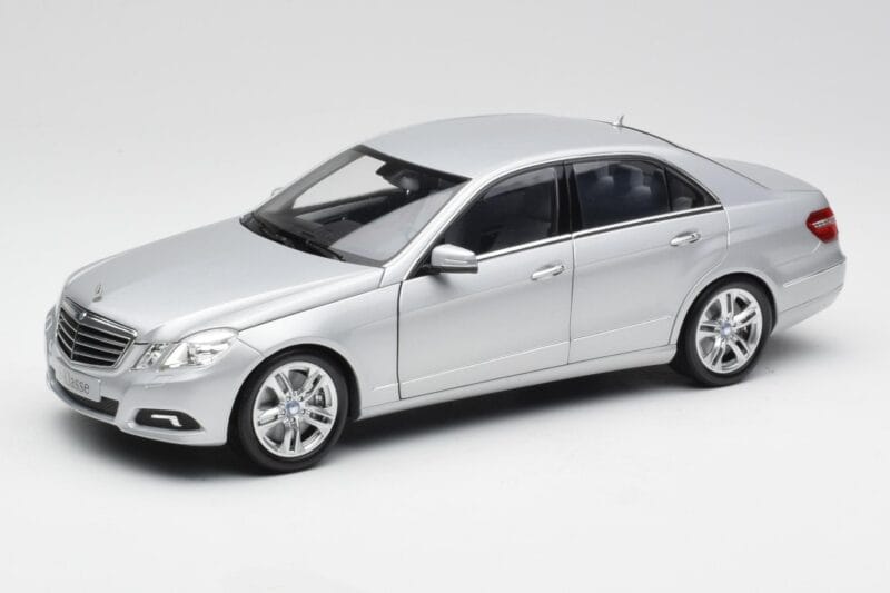 Mercedes E-Klasse W212 Avantgarde Iridium Strieborný Lak Vydanie 2 Minichamps 1:18 B66960212-D2 Kov