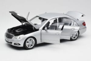 Mercedes E-Klasse W212 Avantgarde Iridium Strieborný Lak Vydanie 1 Minichamps 1:18 B66960212-D1 Kov – obrázok 2 z 11