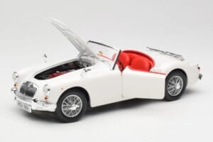 MGA Roadster Old English White Revell 1:18 08455 Kov – obrázok 2 z 8