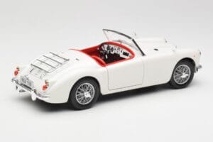 MGA Roadster Old English White Revell 1:18 08455 Kov – obrázok 3 z 8