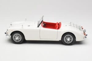 MGA Roadster Old English White Revell 1:18 08455 Kov – obrázok 4 z 8